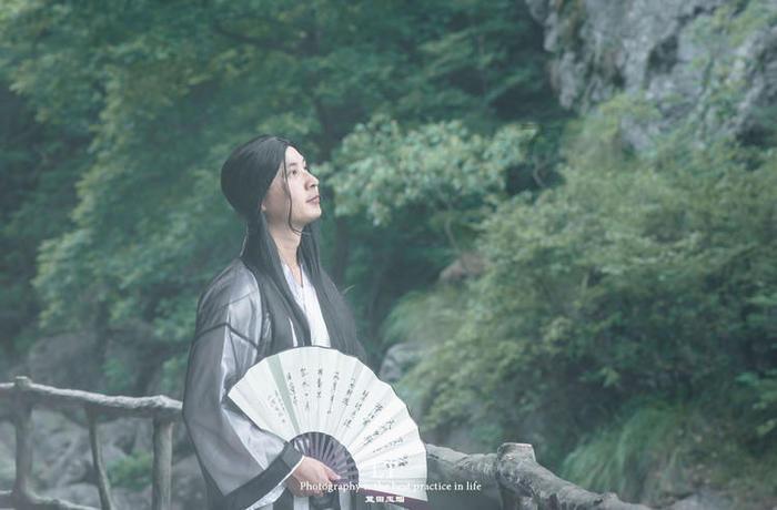 逃离古老的乡村房子